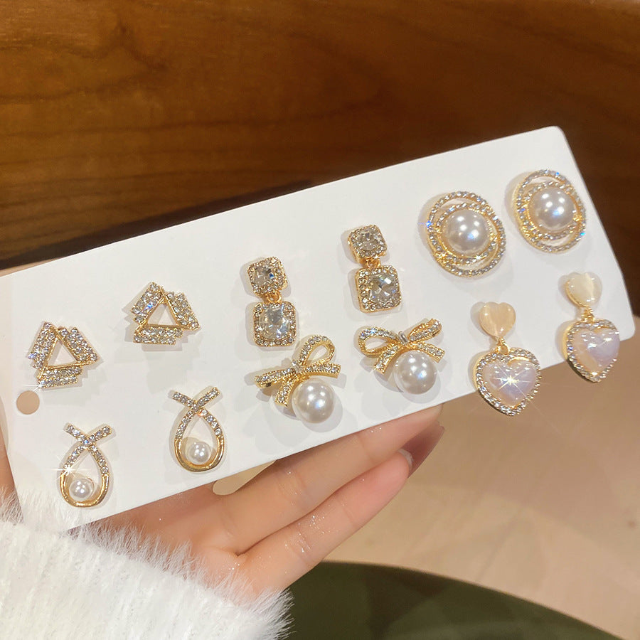 Set di Orecchini Eleganti di Lusso a Perno, con Perle Geometriche, Accenti di Strass e Perni in Acciaio Inossidabile