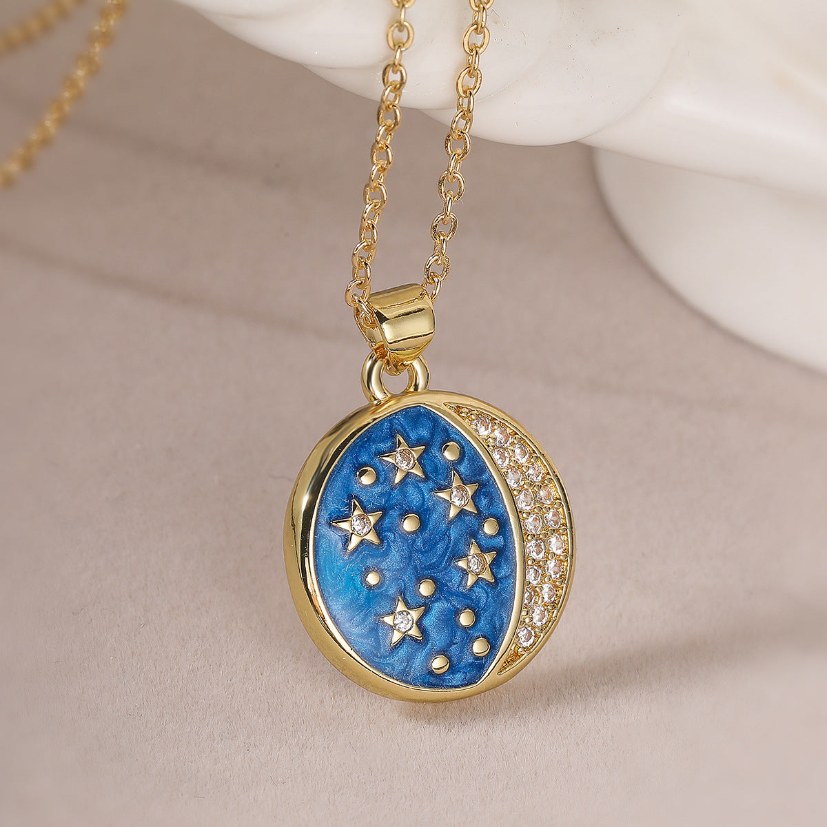 Collana a ciondolo minimalista con sole, luna e stelle in rame con placcatura in oro 18K e finitura smaltata