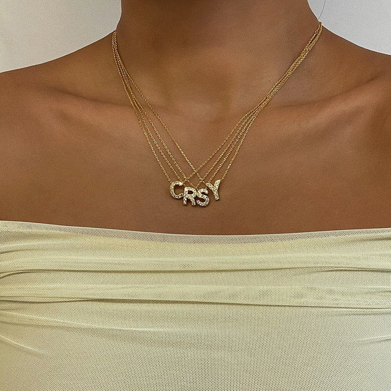 Collana con Ciondolo a Lettera Minimalista da Donna in Acciaio al Titanio con Placcatura in Oro 18K e Strass su Catena O-Ring