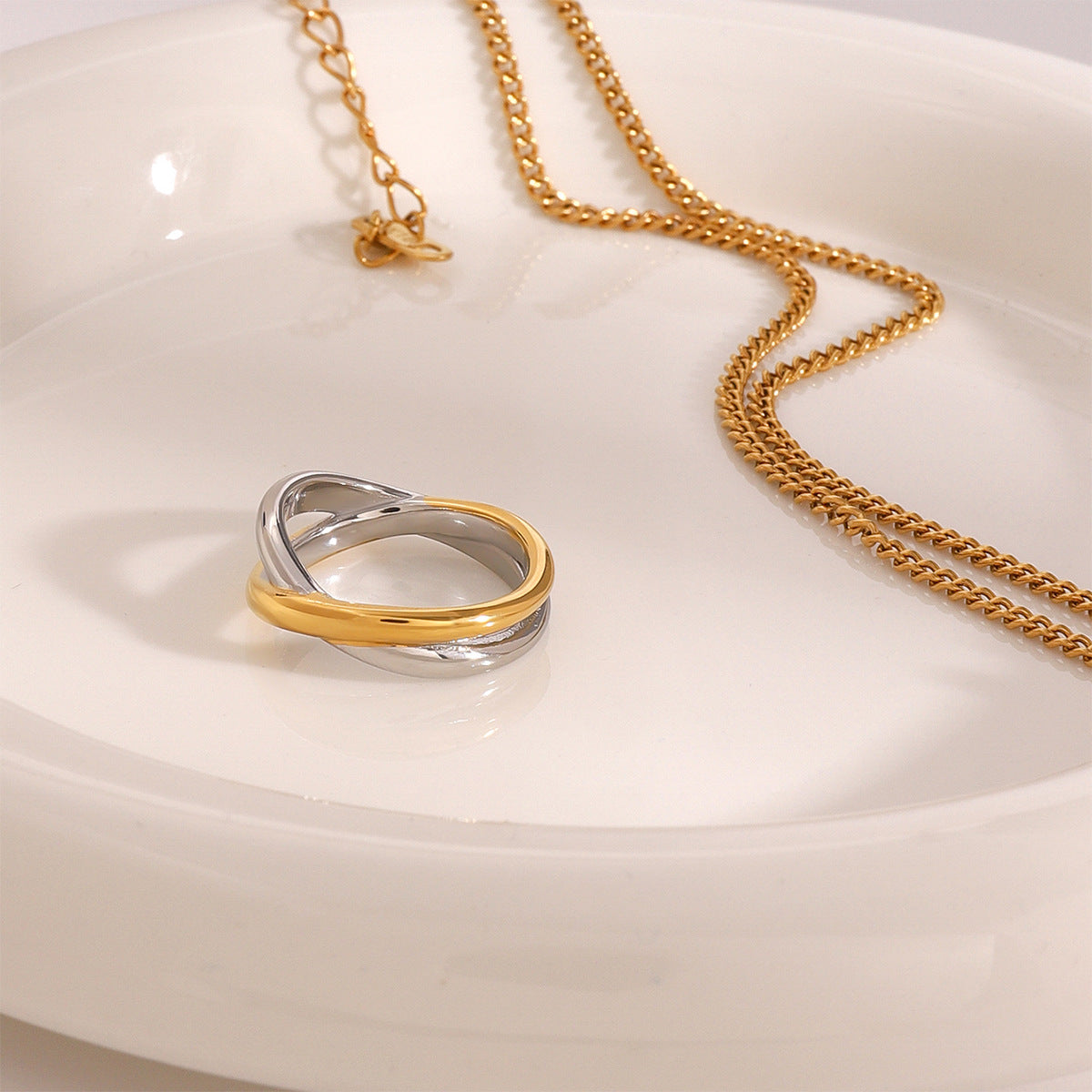 Anillo de Acero Inoxidable Geométrico Minimalista para Mujer con Diseño Cruzado y Estética Premium