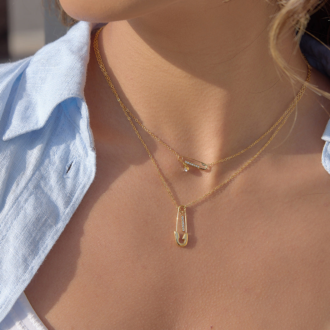 Collana da donna a doppio strato in acciaio inossidabile placcato PVD, con strass a spilla da balia geometrica minimalista