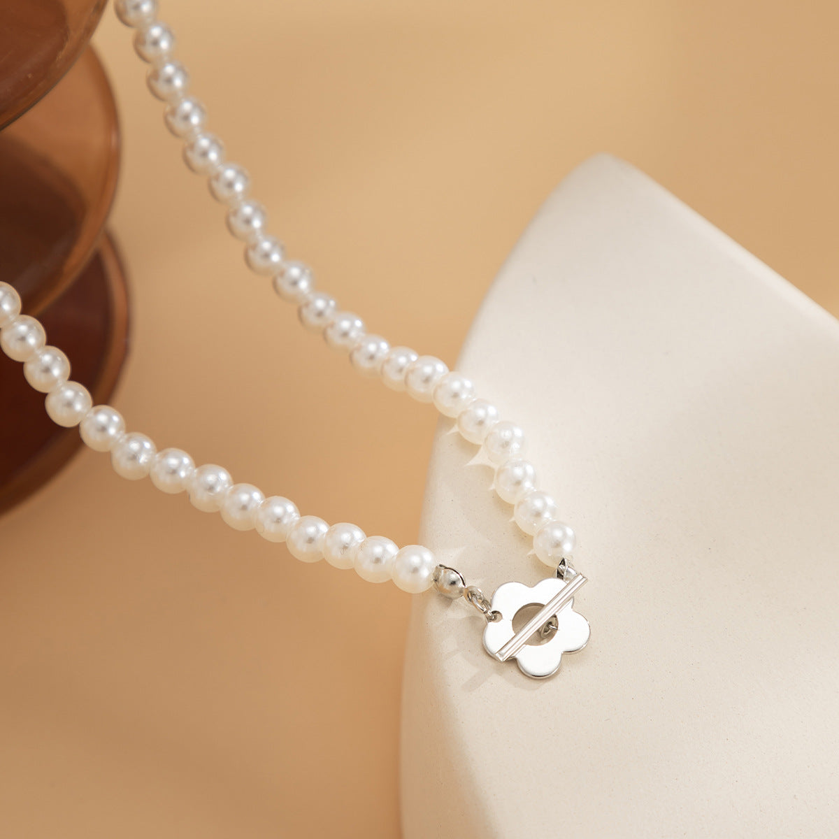 Collana girocollo minimalista da donna in resina floreale con finitura galvanica e design intrecciato con perline