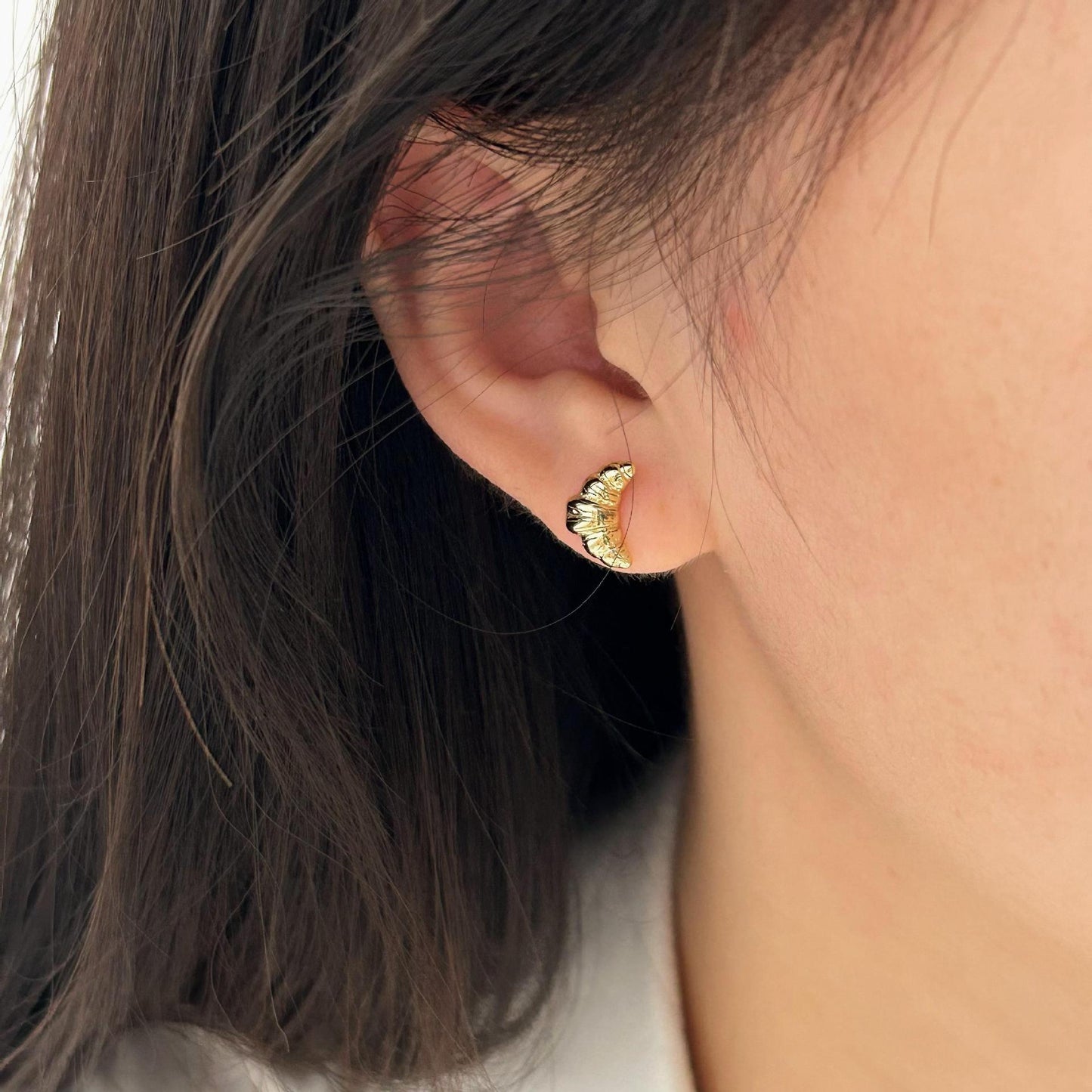 Sweet Minimalist Horn-Shaped 925 Sterling Silver Stud Earrings with Plated Finish