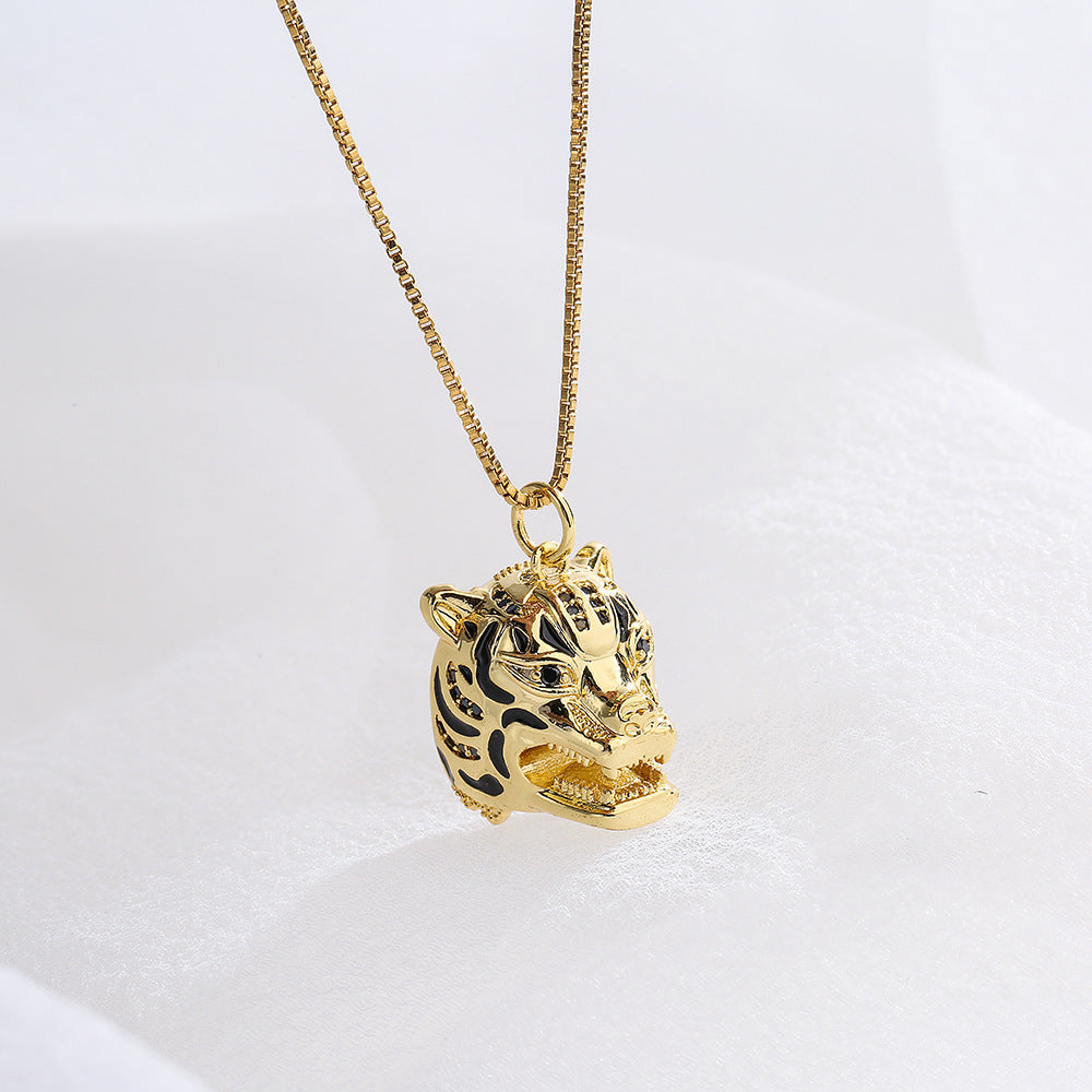 Collana con ciondolo a leopardo geometrico in rame placcato oro 18 carati e intarsio di zirconi da donna
