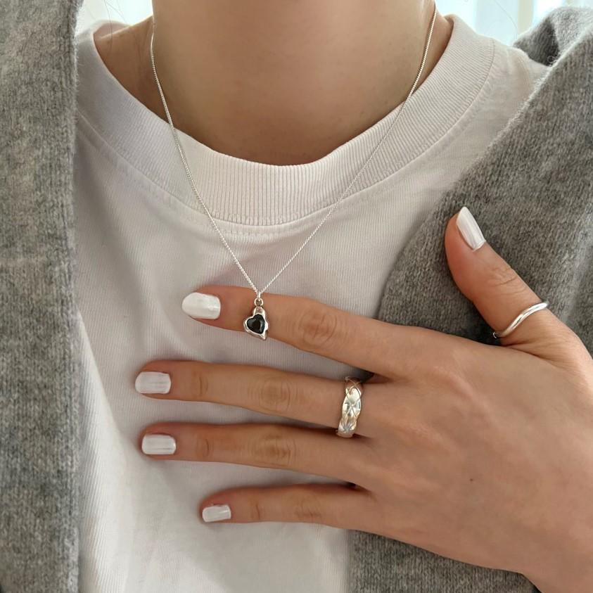 Collana Minimalista a Cuore in Argento Sterling 925 con Intarsio in Zirconia Nera, Delicata Catena di Perline, Elegante Ciondolo Geometrico