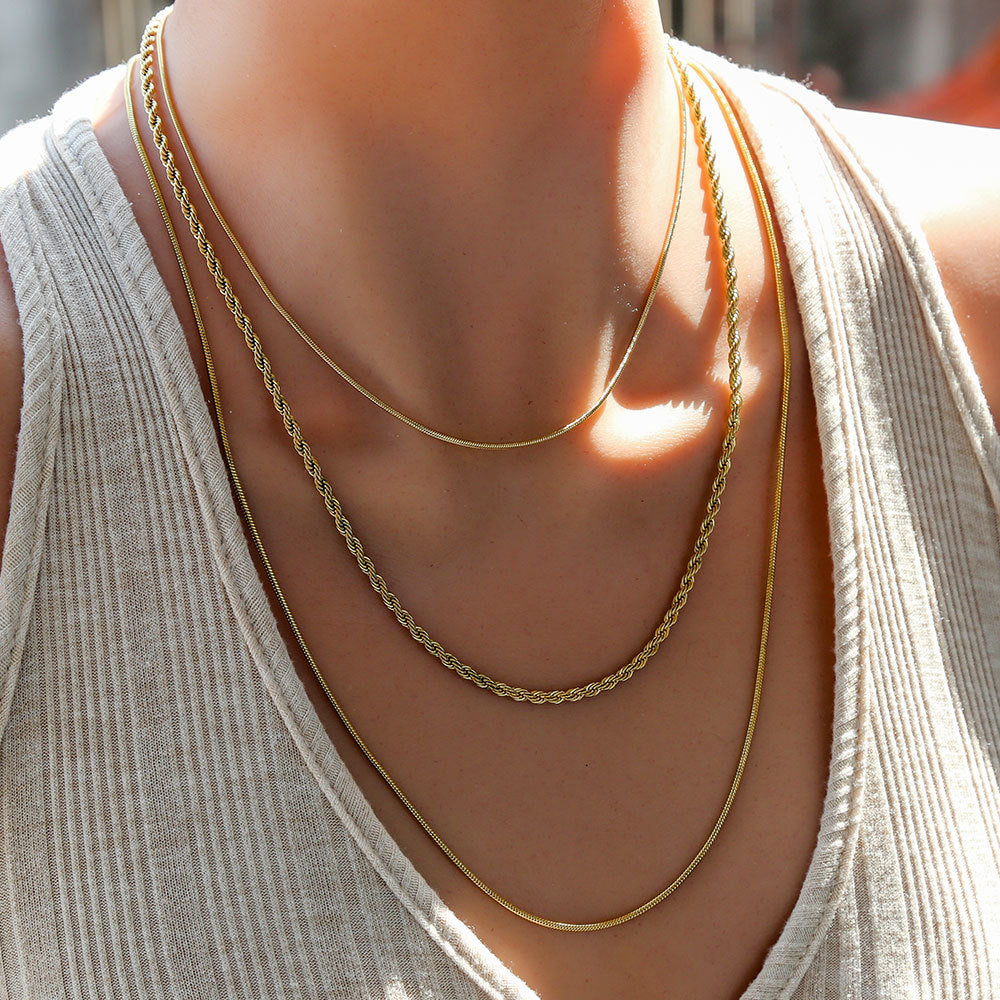 Collar de clavícula minimalista geométrico de titanio y acero de triple capa con baño de oro de 18K para mujer