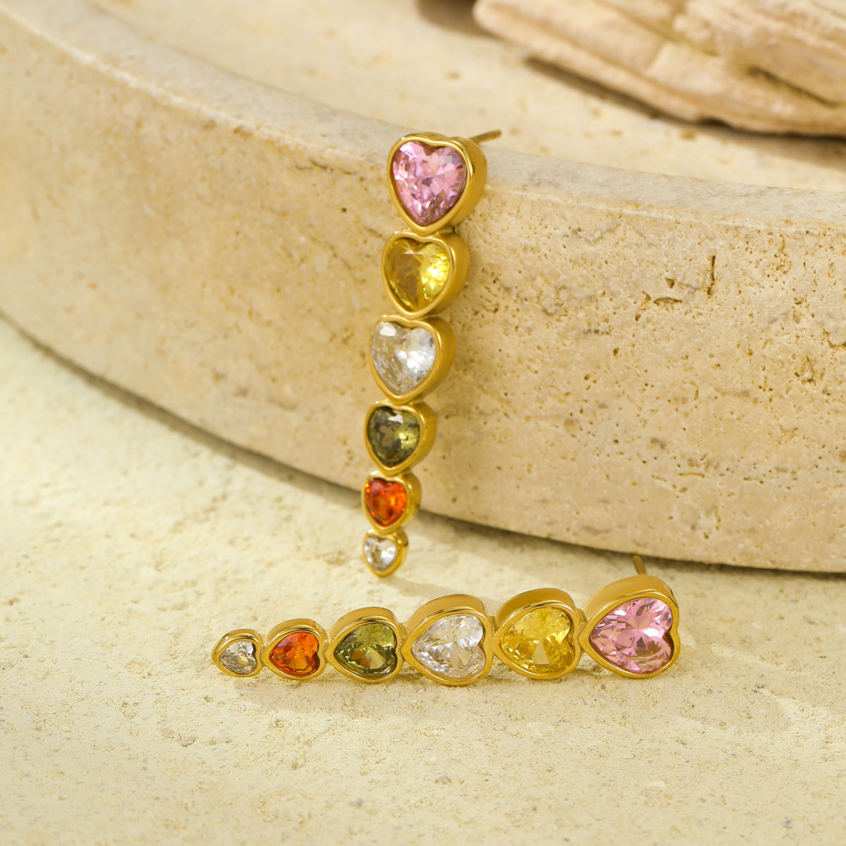 Orecchini a perno a forma di cuore in acciaio inossidabile, dal design minimalista e alla moda, con dettagli in zircone colorato e finitura in titanio.