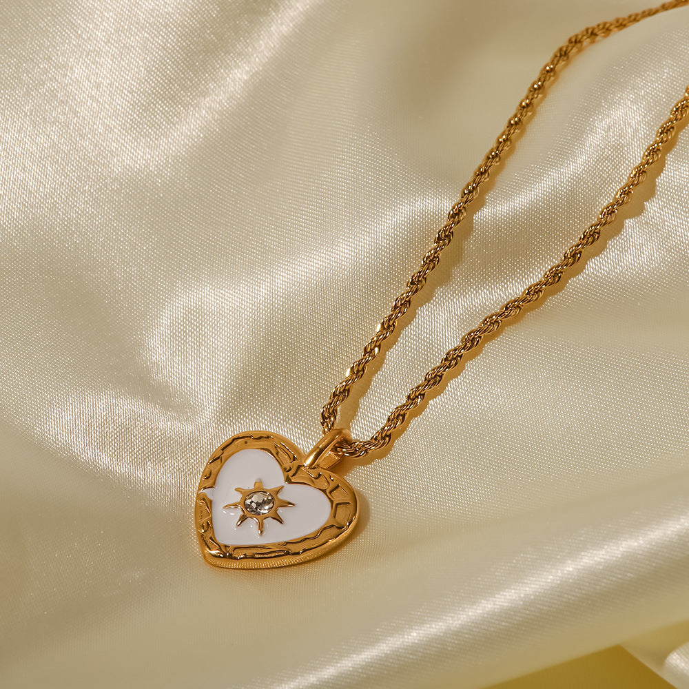 Collana francese retrò da donna in acciaio al titanio, a forma di cuore intrecciato, con intarsio in zircone trasparente e finitura placcata