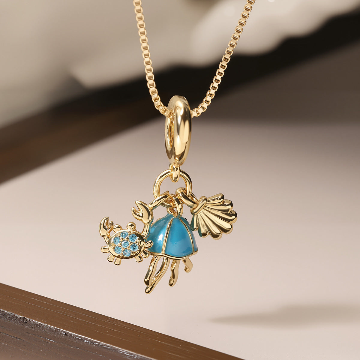 Collana Pendente Geometrica Minimalista a Forma di Aeroplano in Rame con Placcatura in Oro 18K e Dettagli in Zircone per uno Styling Versatile sulla Clavicola