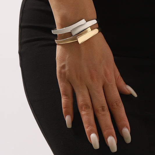 Pulsera geométrica minimalista de aleación para mujer con diseño de resorte y acabado chapado