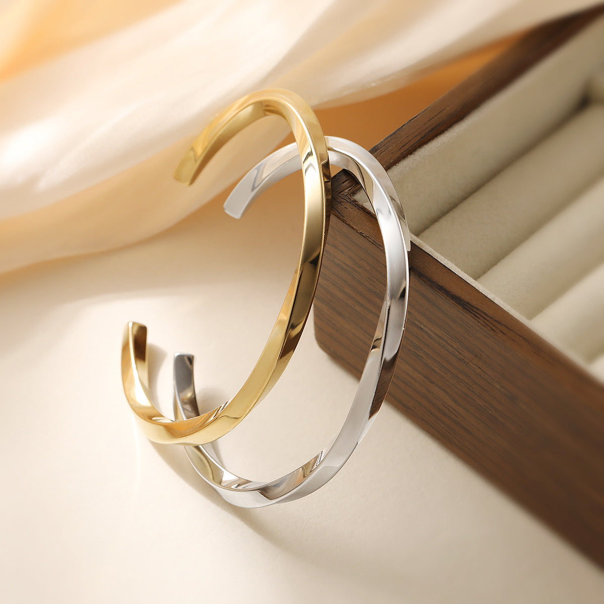 Bracciale a cerchio aperto geometrico minimalista da donna in acciaio inossidabile placcato oro 18K