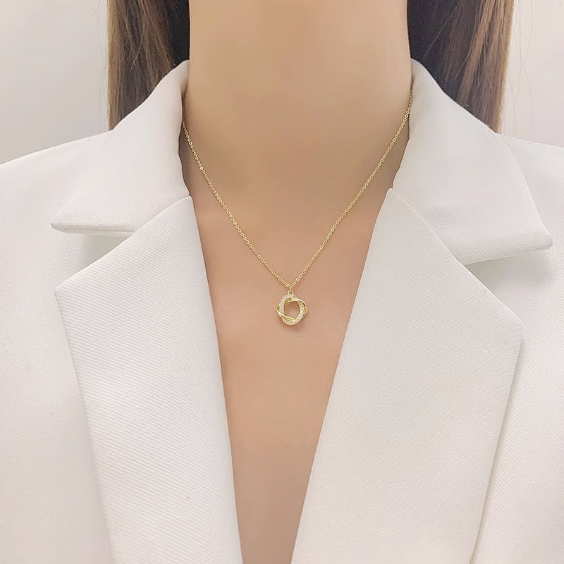 Collana Minimalista a Cerchio con Rosa Floreale per Donna in Acciaio al Titanio con Finitura Placcata