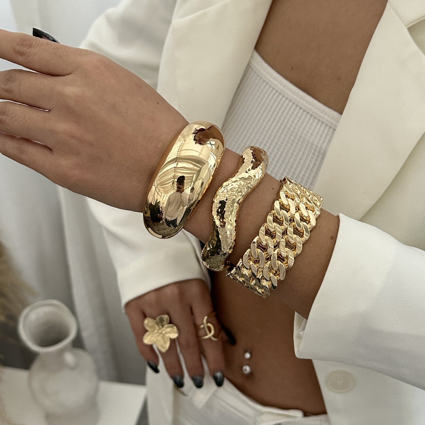 Bracciale rigido dorato in lega geometrico largo con design a molla a onda irregolare