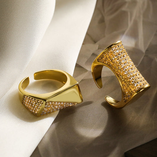 Anillo Minimalista Geométrico de Cobre con Baño de Oro y Circonitas Micro-Pavé para Mujer