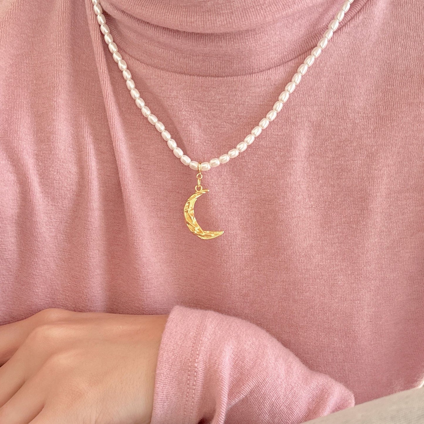 Graziosa collana in argento sterling 925 con luna geometrica intrecciata e perla artificiale