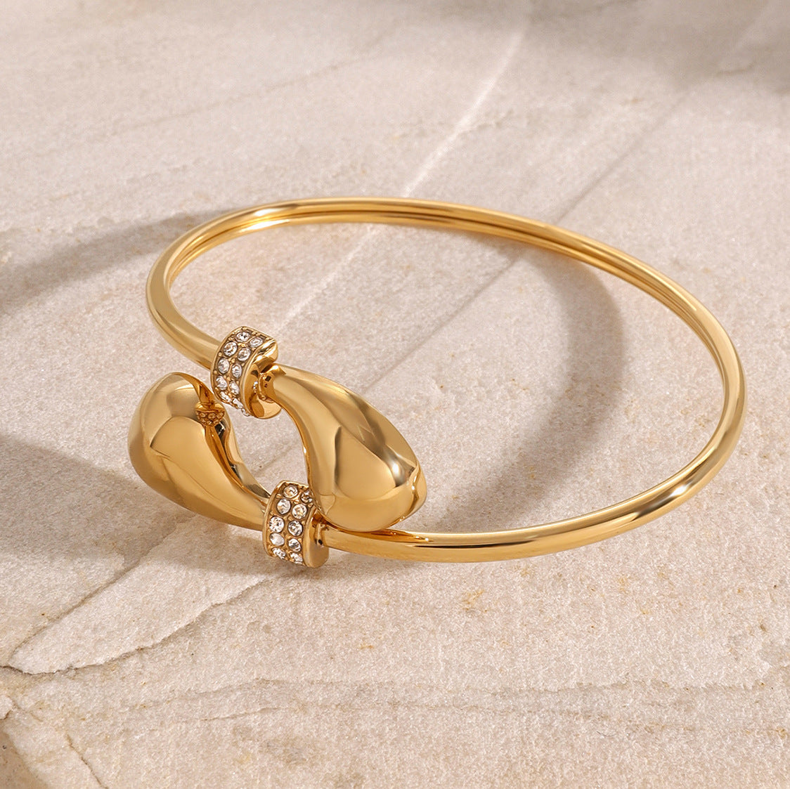 Elegante bracciale da donna placcato in acciaio inossidabile a forma di goccia con intarsi di strass