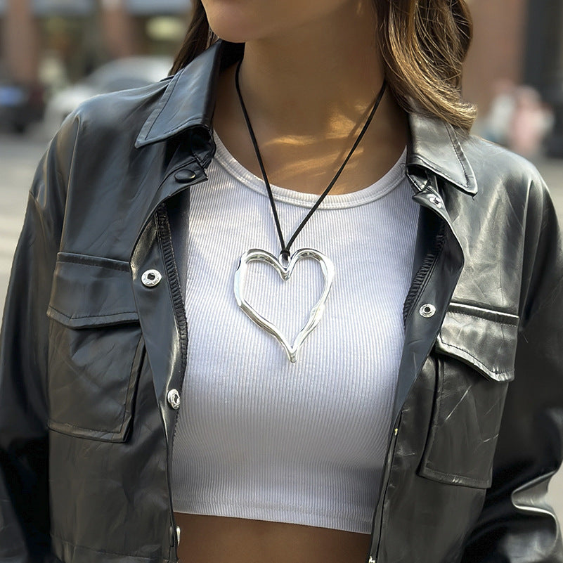 Collana con ciondolo a forma di cuore cavo irregolare dolce e grintoso da donna, ciondolo geometrico in metallo con finitura placcata su catena di cordino cerato