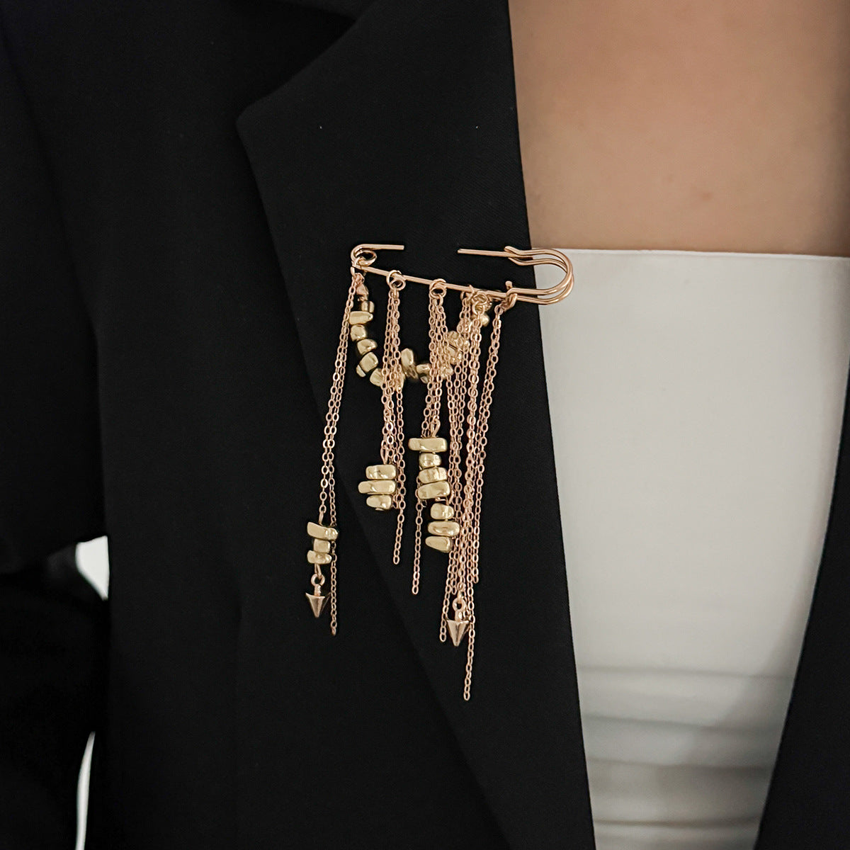 Elegant Geometric Round Plated Iron Brooch with Tassel Chain for Women