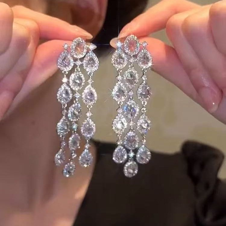 Orecchini a perno di lusso con lega geometrica irregolare e intarsio di strass, placcati argento, alla moda e versatili da donna