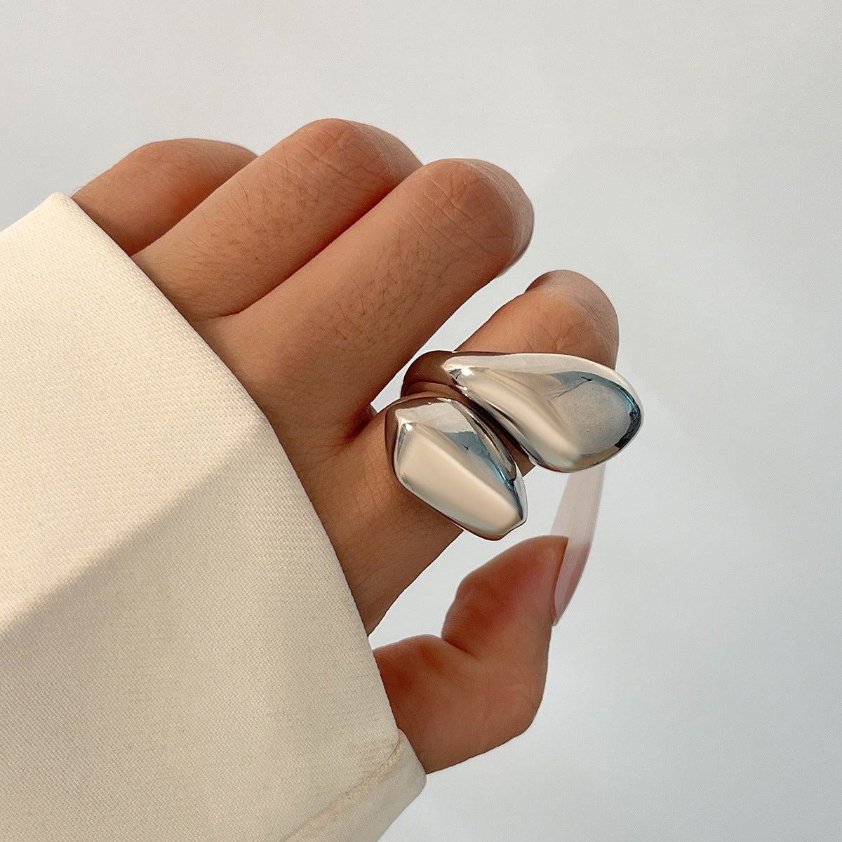Anillo de aleación con forma de onda minimalista y geométrica para mujer, con acabado pulido y diseño de banda abierta