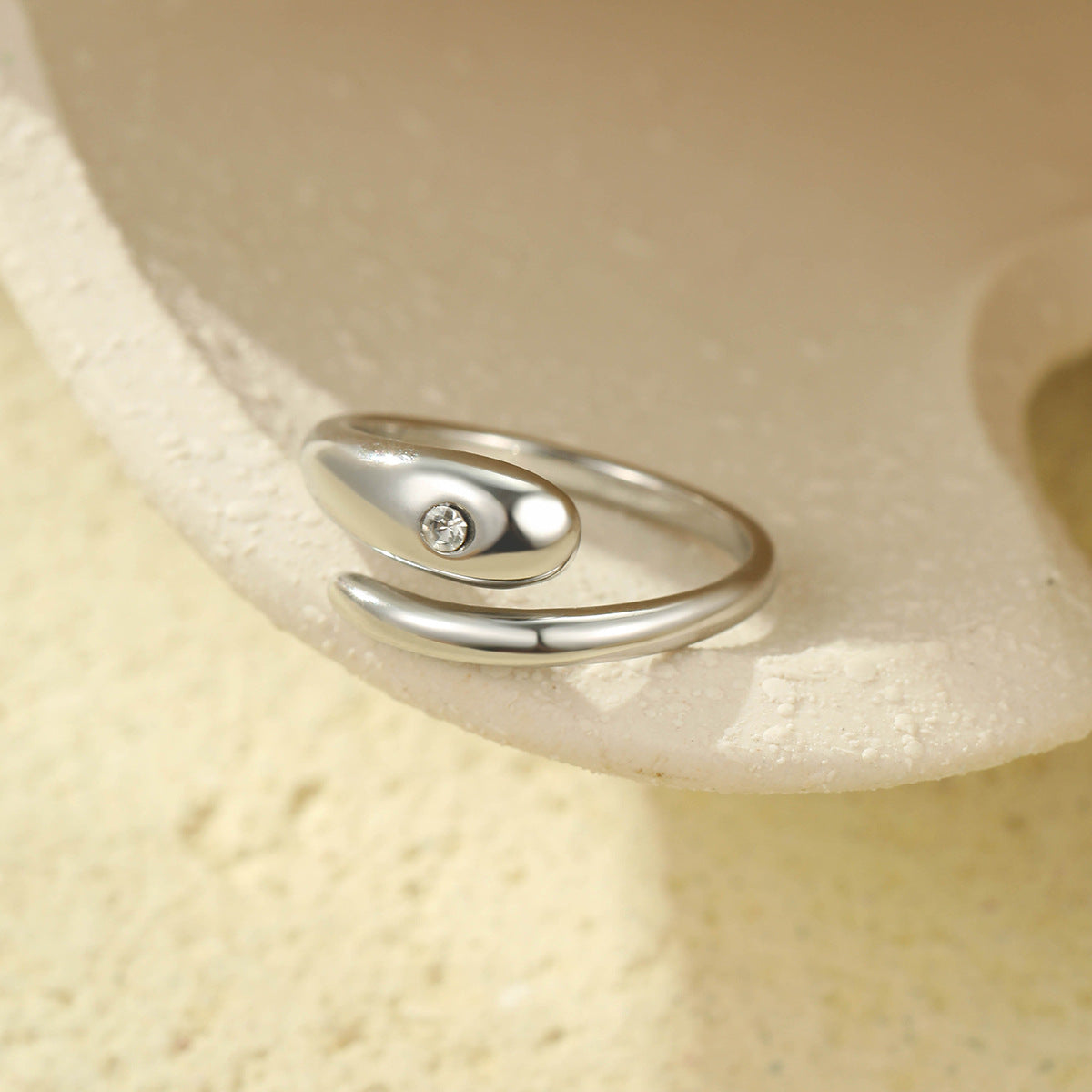 Anello da donna in acciaio inossidabile di lusso placcato oro con zirconi geometrici in acciaio al titanio, gioielli alla moda resistenti allo sbiadimento per l'ufficio