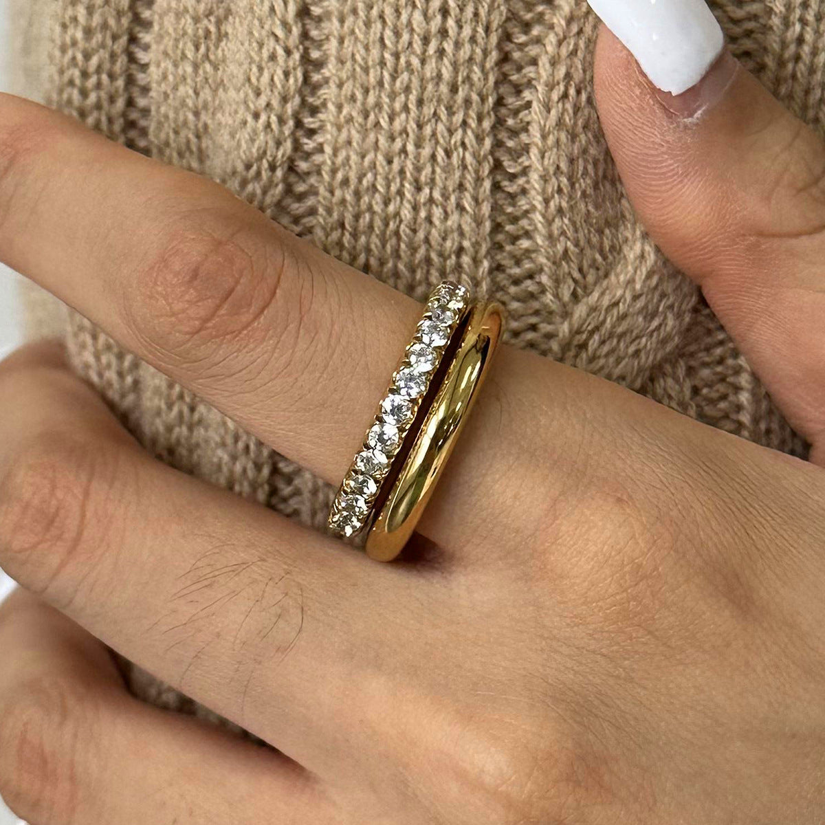 Anillo minimalista de acero de titanio chapado con acentos de diamantes de imitación para mujer