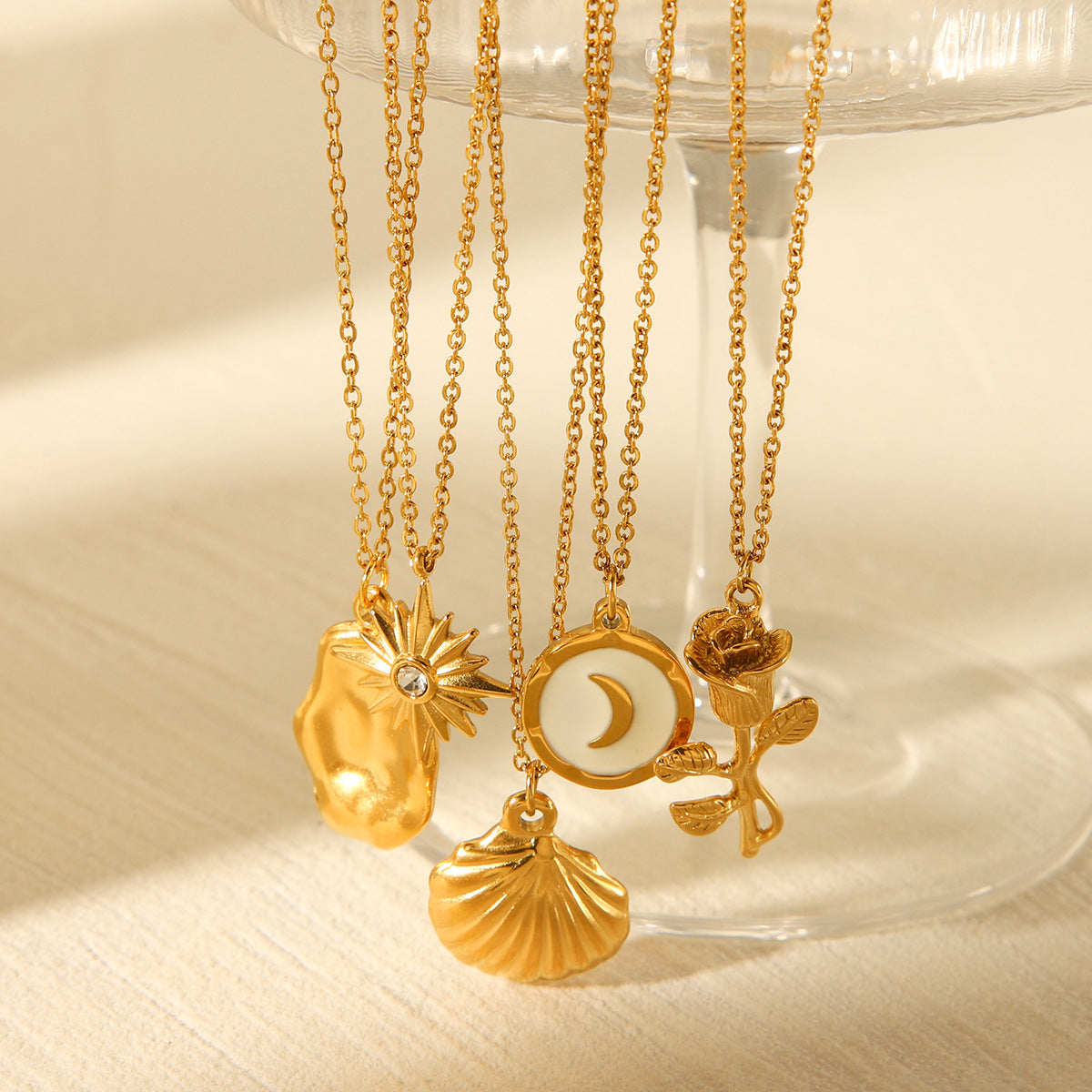 Collana Pendente Minimalista in Acciaio al Titanio con Fiori e Motivi Geometrici per Donna con Finitura Galvanizzata, Motivi a Rosa e Stella a Otto Punte