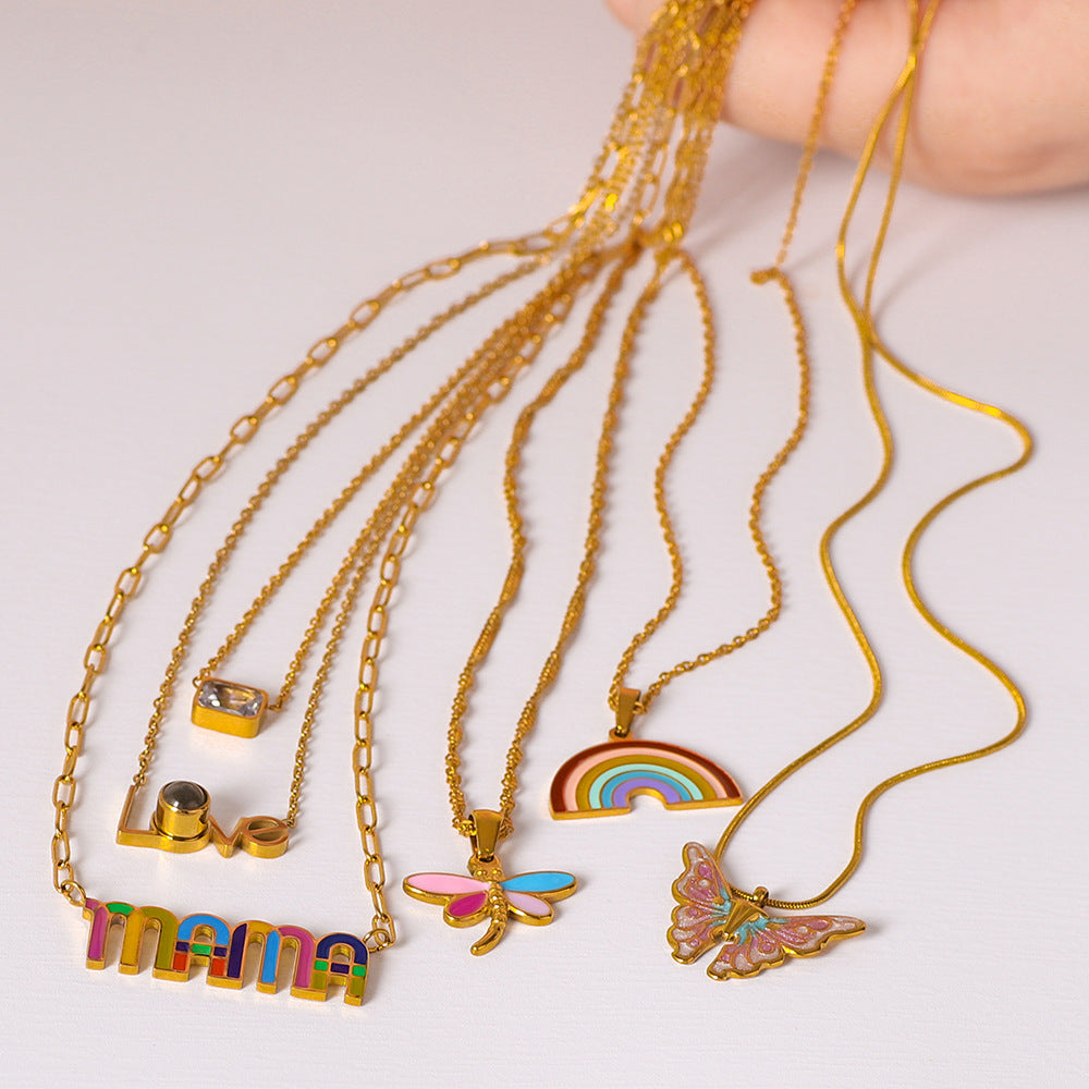 Collana con ciondolo minimalista a farfalla e cuore arcobaleno in acciaio inossidabile con placcatura in oro 18 carati e finitura smaltata da donna