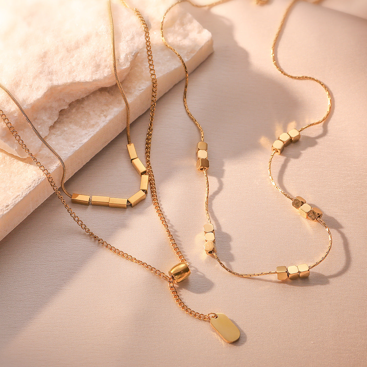 Collana da Donna Minimalista Geometrica in Acciaio al Titanio con Placcatura in Vero Oro, Gioiello Versatile con Ciondolo a Strati