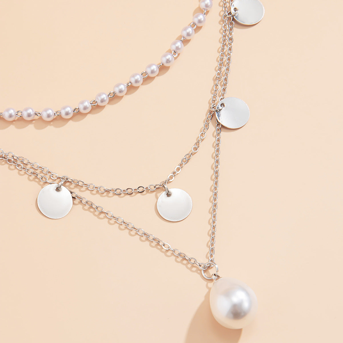 Collana a più strati con nappina geometrica e pendente a goccia di perla imitazione su catena a maglie per donna