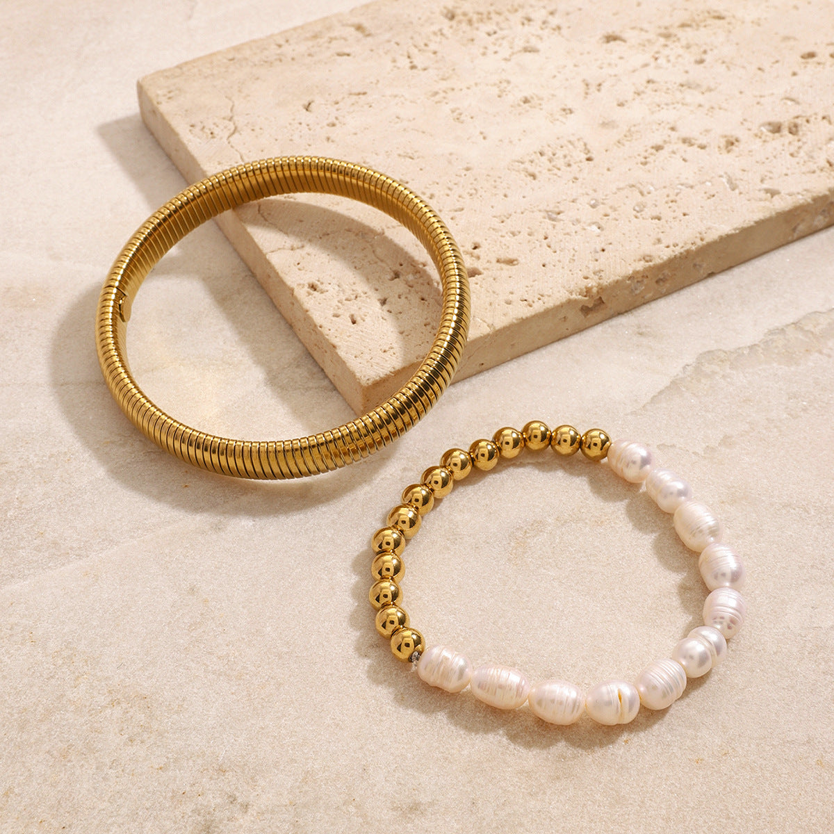 Anillo geométrico de moda con patrón enchapado en oro de 18 quilates, pulsera de perlas de acero inoxidable con resorte para mujer