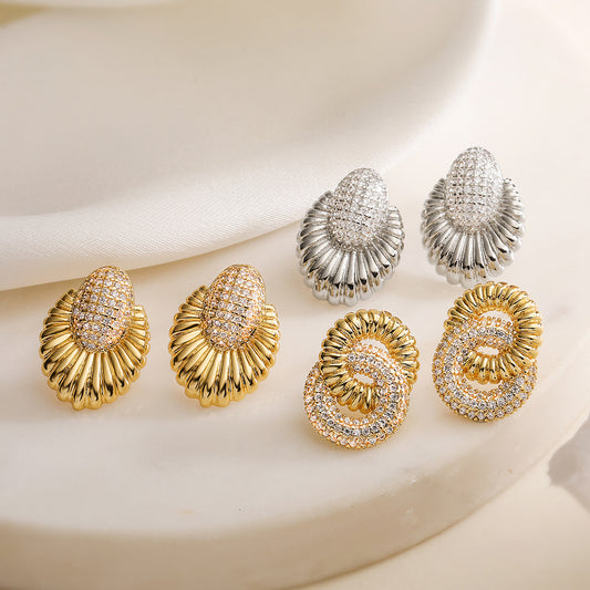 Aretes Minimalistas Geométricos para Mujer con Incrustaciones de Circonita Cúbica en Cobre Bañado en Oro de 18K Acabado Vintage