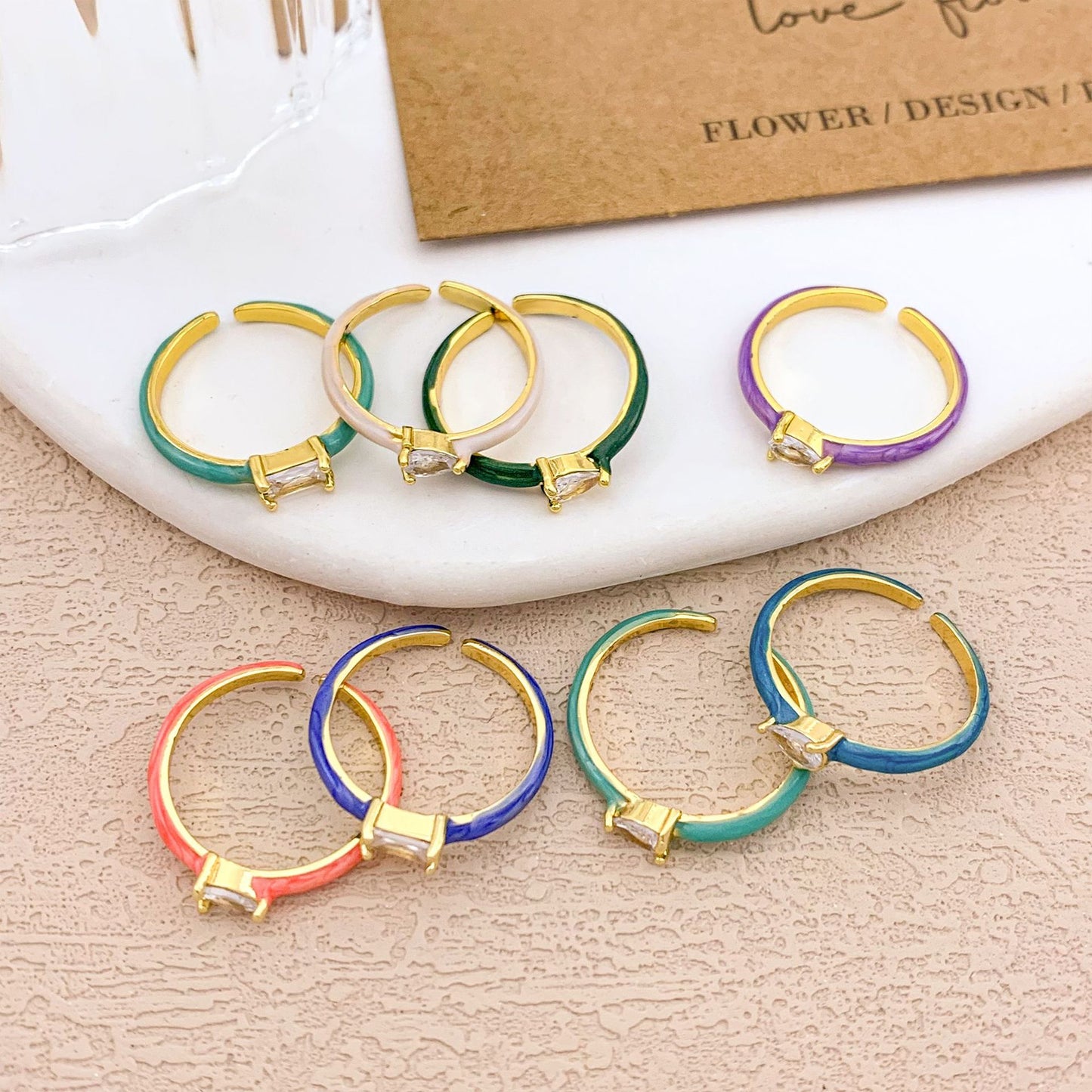 Anillo minimalista de aleación chapado en oro con circonita cúbica de lágrima dulce redonda ovalada con puntos geométricos para mujer