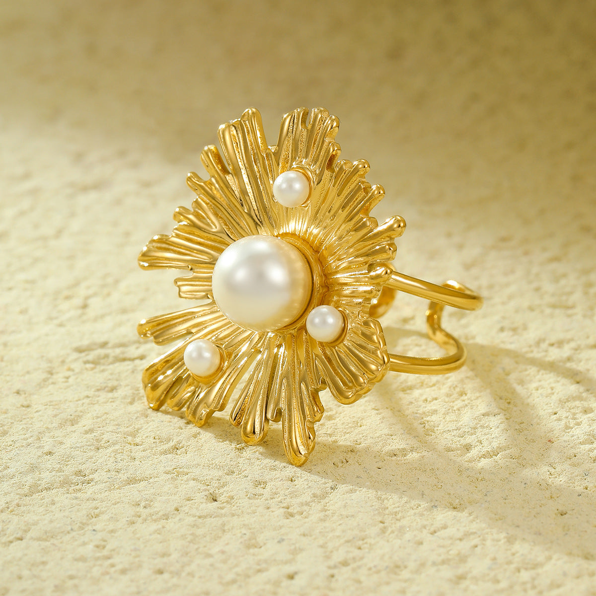 Elegante anillo de acero inoxidable con forma irregular de pétalo e incrustaciones de perlas para mujer, con lujoso acabado texturizado y diseño geométrico