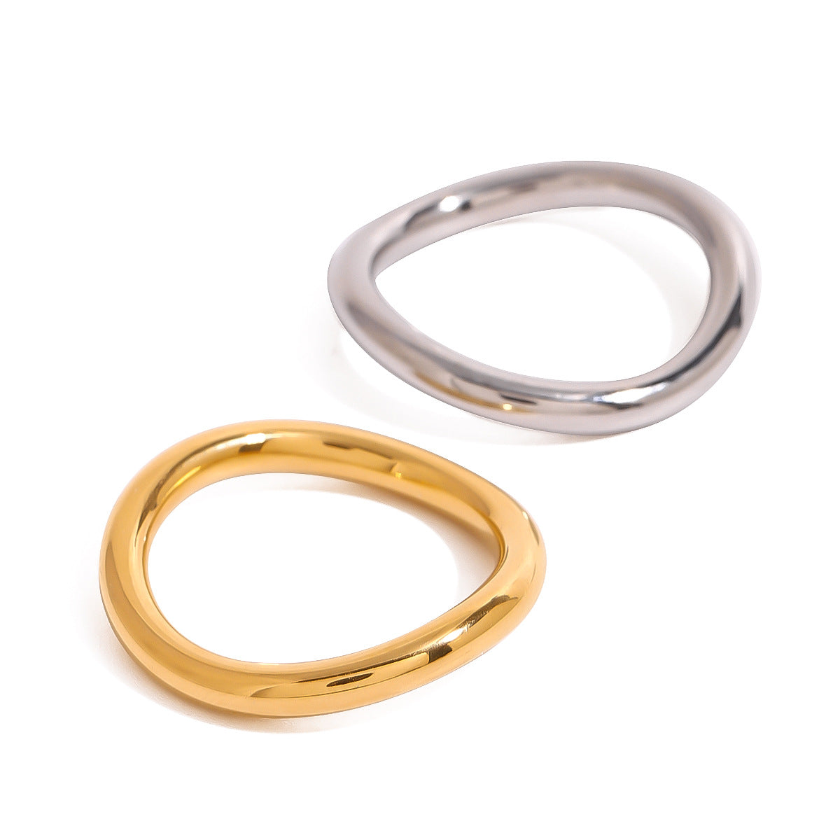 Anillo de acero inoxidable geométrico minimalista con acabado chapado para mujer