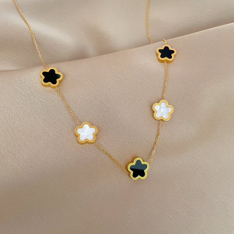 Collana con Pendente a Fiore a Cinque Petali in Acciaio al Titanio Minimalista da Donna con Finitura Placcata Oro e Delicato Design a Catena Clavicolare