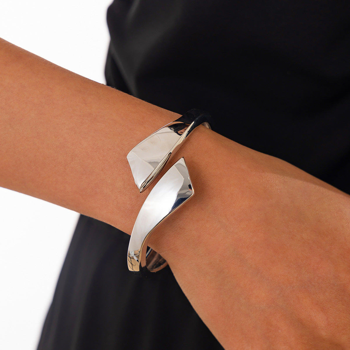 Pulsera Minimalista Asimétrica con Forma de Gota de Metal con Cierre de Resorte y Acabado Galvanizado