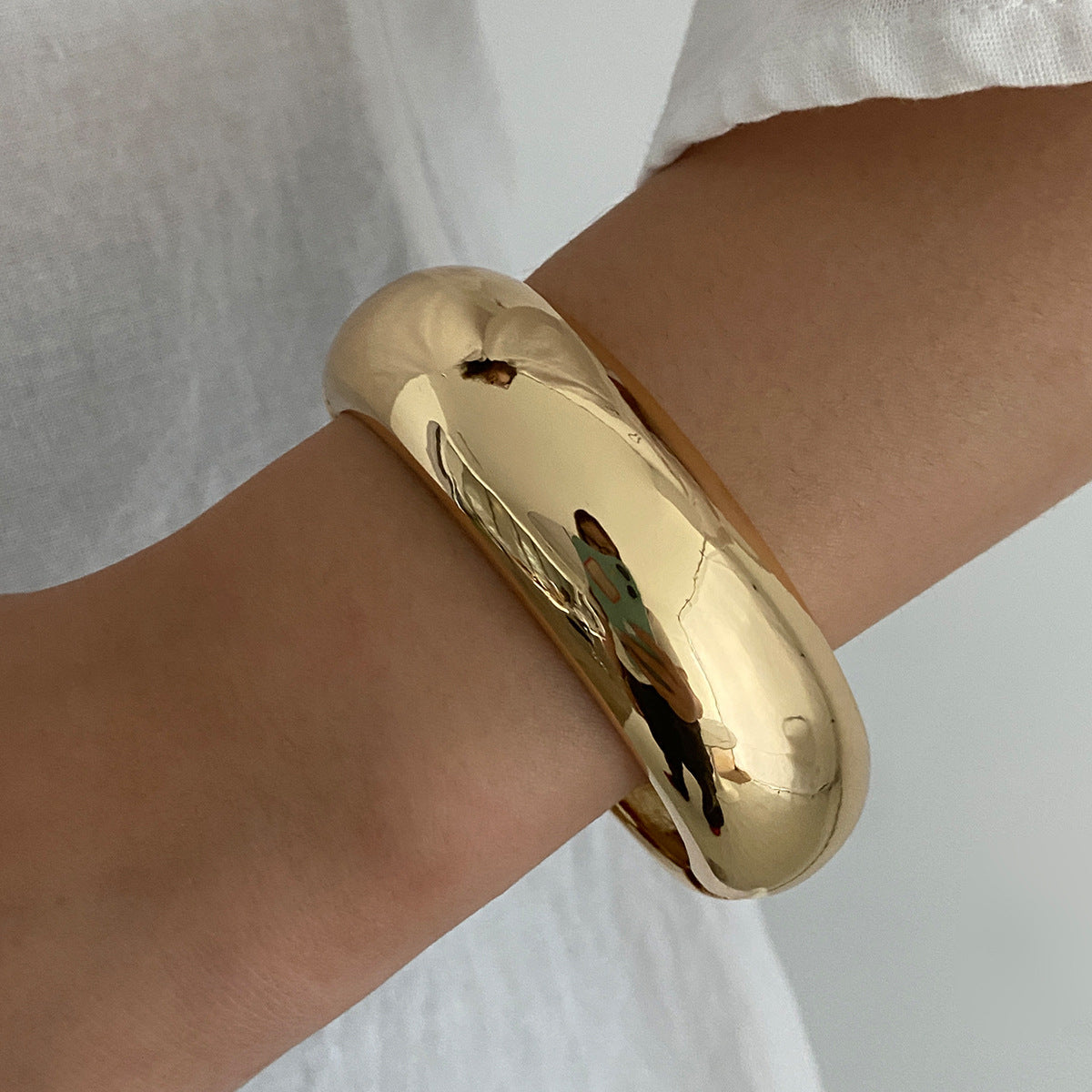 Bracciale minimale in acrilico a C con effetto Ombré a lamina d'oro e finitura placcata da donna