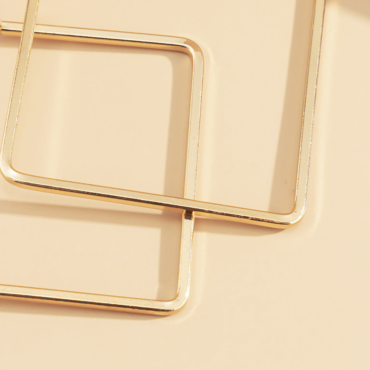 Orecchini a perno geometrici quadrati minimalisti in metallo da donna con design cavo e finitura galvanizzata
