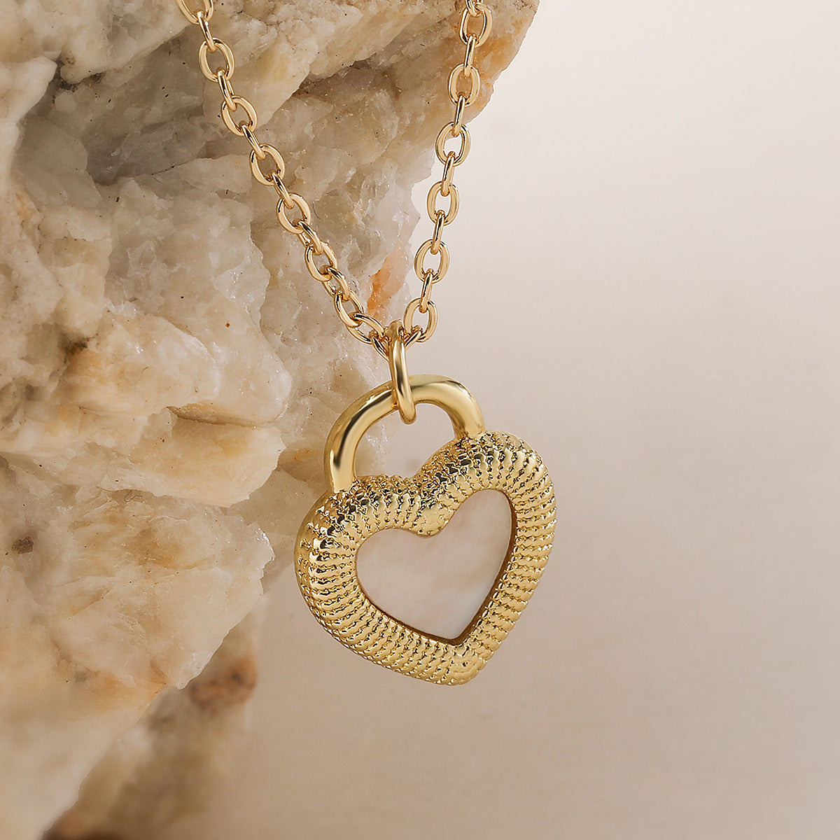 Minimalist 18K Gold Plated Brass Micro-inlay Shell Heart Pendant Necklace for Women