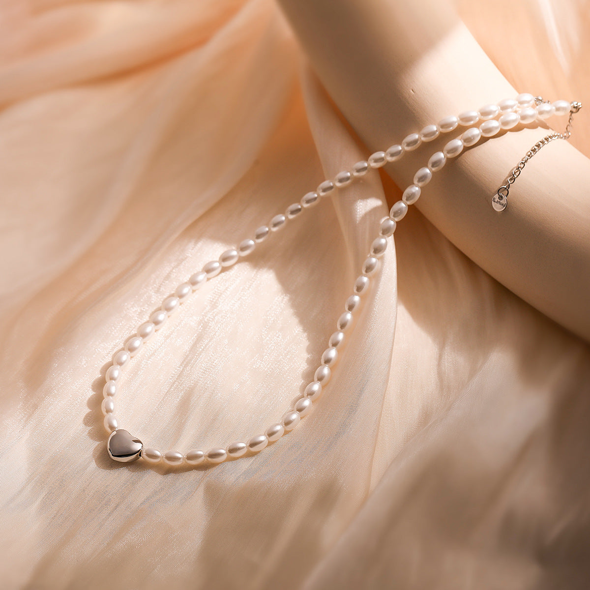 Collar Minimalista de Perlas de Acero Inoxidable con Baño de Oro de 18K en Forma de Corazón para Mujer con Delicado Diseño de Clavícula