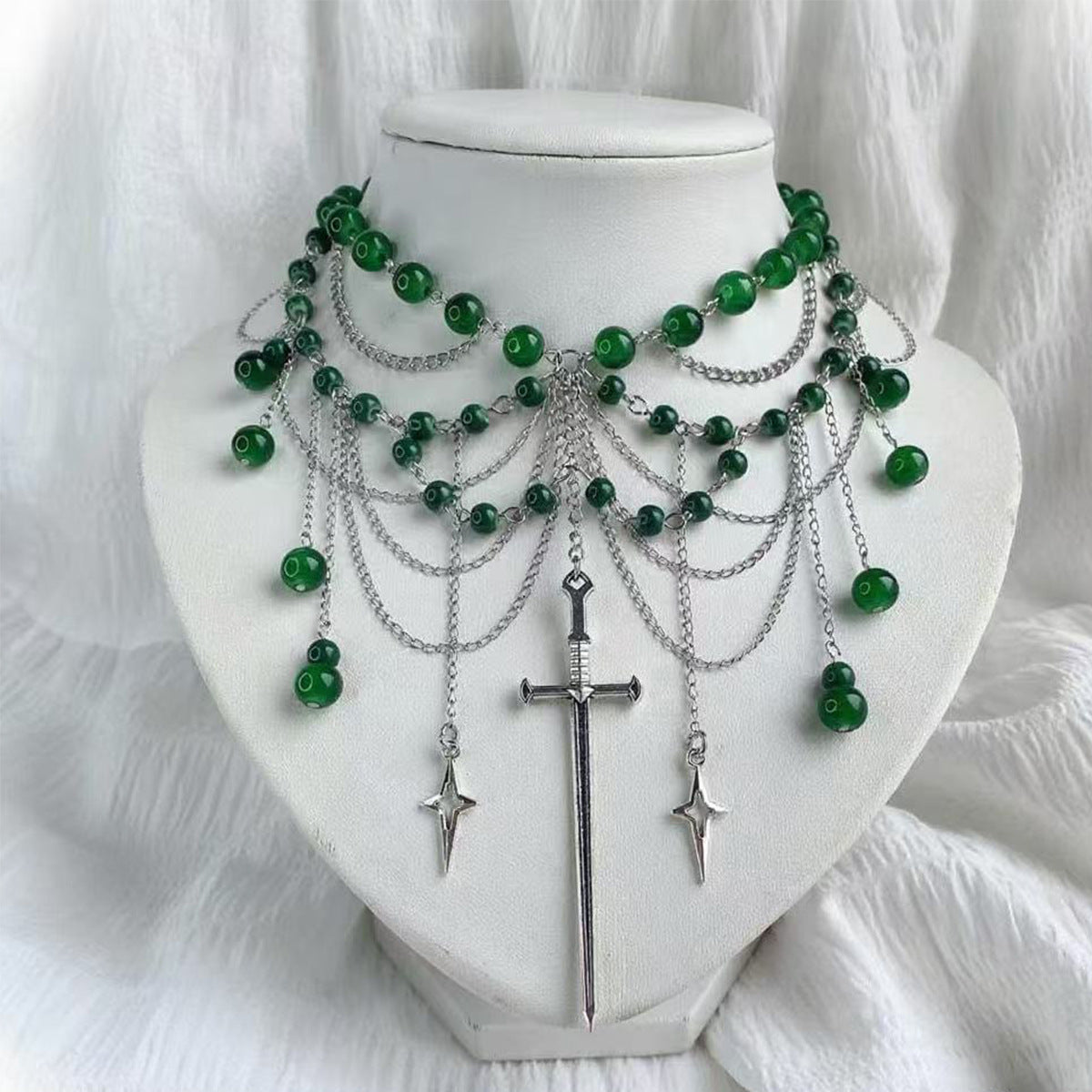 Collar gótico vintage de borlas en capas con cuentas verdes en colgante geométrico, Gargantilla artesanal para mujer