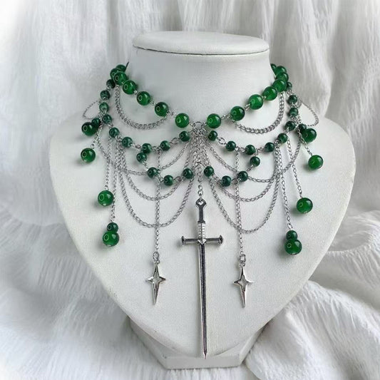 Collana Gotica Vintage a Strati con Nappe e Perle Verdi su Ciondolo Geometrico, Choker Artigianale da Donna