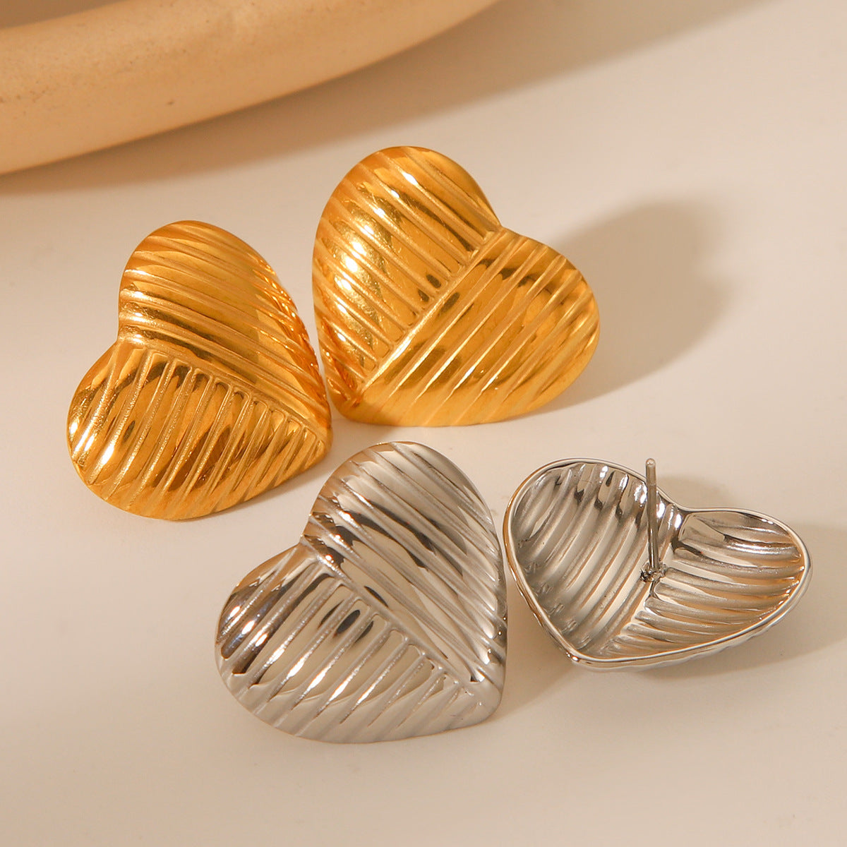 Orecchini a perno in acciaio al titanio a forma di cuore stile Ins con finitura placcata oro 18K da donna