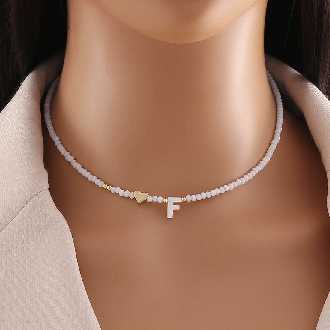 Collana con ciondolo a lettera dal design originale con ciondolo a conchiglia e perline di cristallo da donna