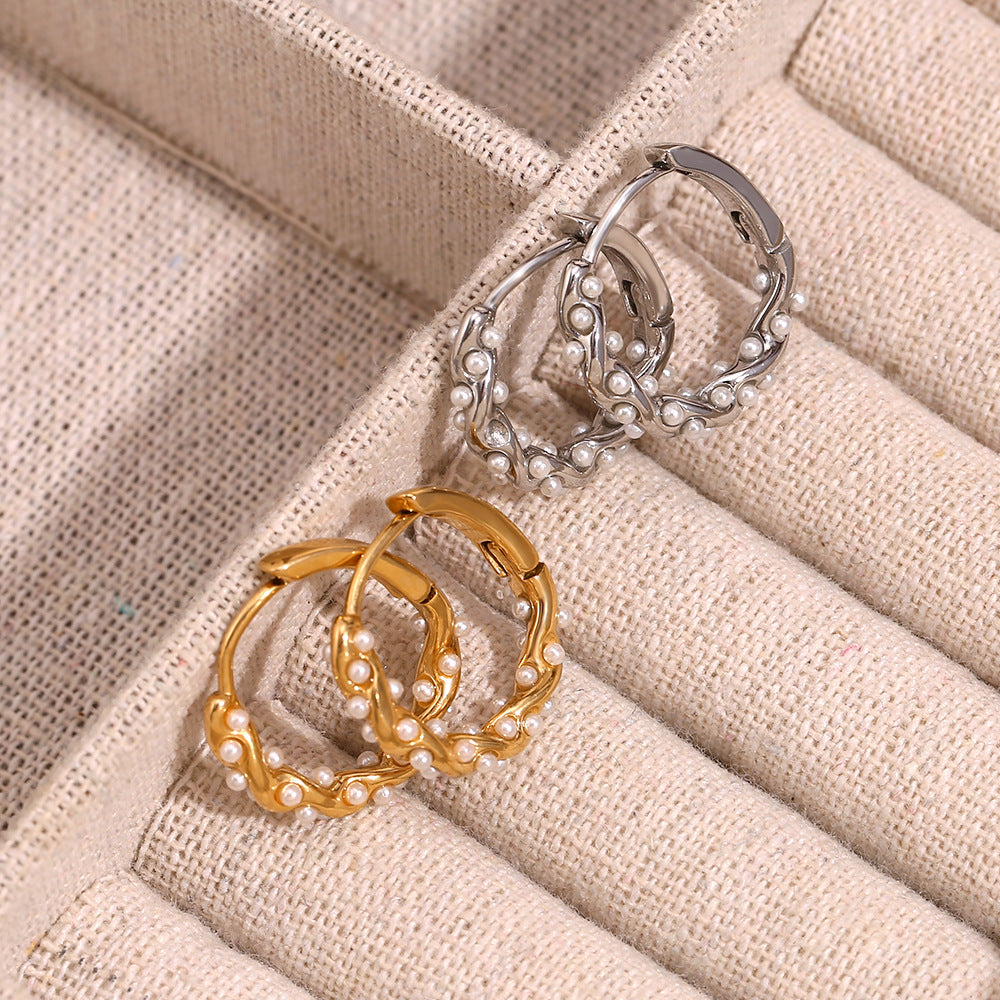 Orecchini a polsino in acciaio inossidabile placcato oro 18 carati con design geometrico d'ispirazione vintage e motivo a corda intrecciata irregolare con dettagli in perle