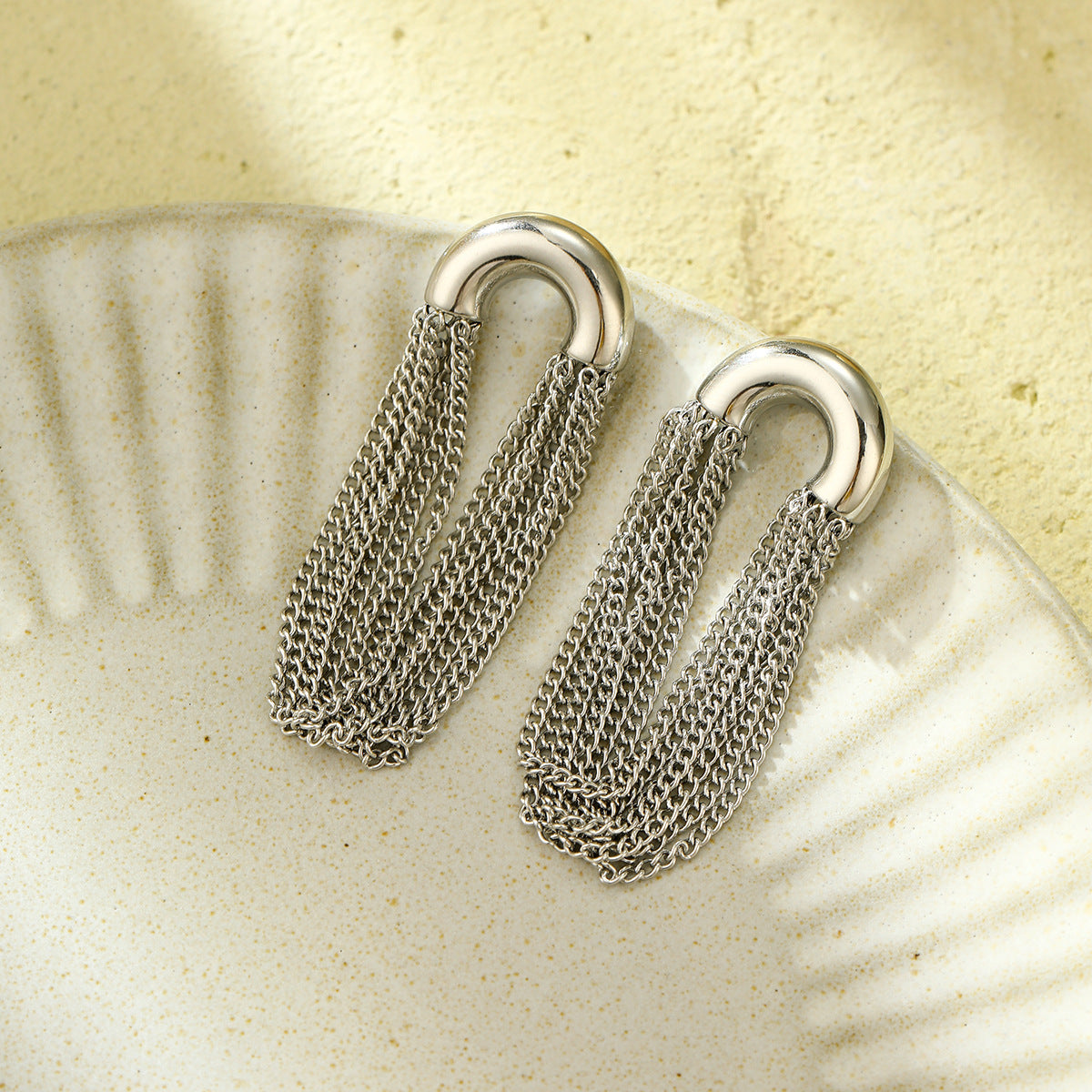 Orecchini da donna in acciaio inossidabile placcato con lunghe nappe a forma di arco minimalista