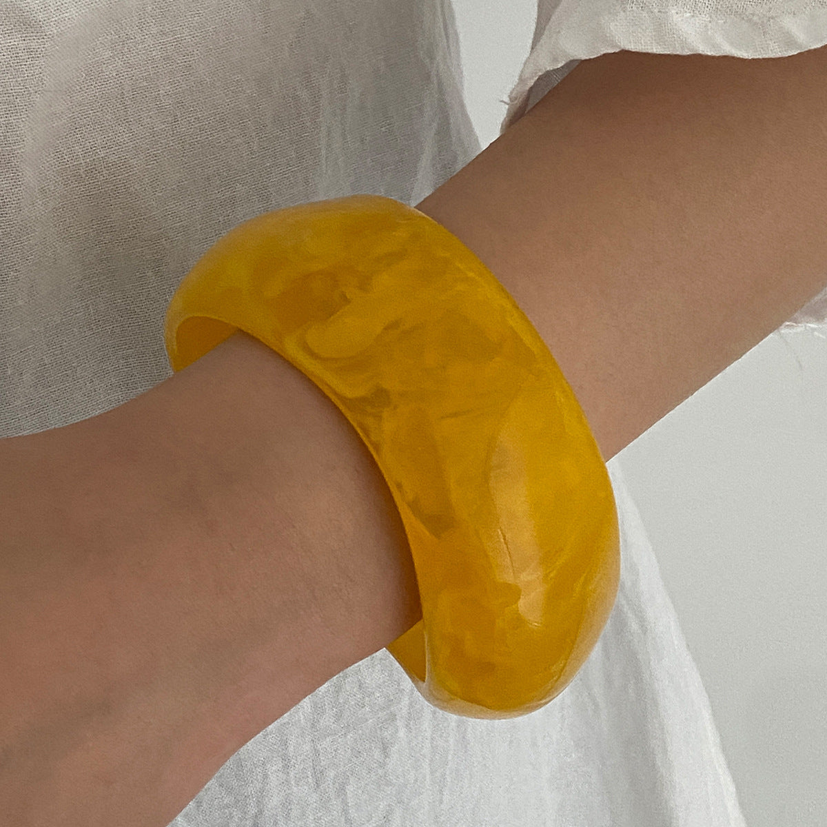 Pulsera geométrica minimalista de resina y metal con cierre de resorte para mujer