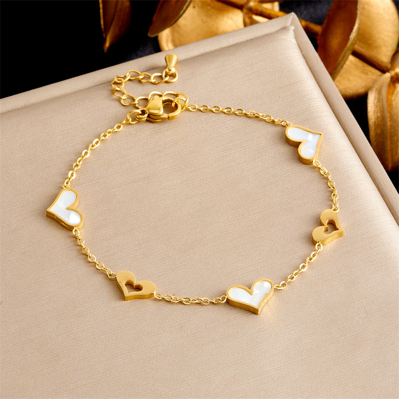 Pulsera de acero inoxidable bañada en oro con colgante de corazón hueco, estilo coreano minimalista, para mujer, para uso diario y como regalo de recuerdo de viaje