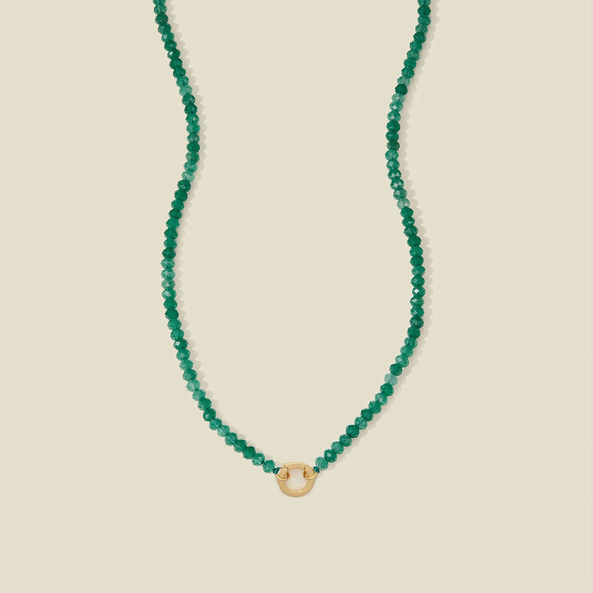 Ciondolo barretta minimalista con cuore geometrico placcato oro in ottone e strass